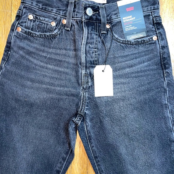 Brand new premium wedgie cut distressed Levi’s size 26x24 - Picture 8 of 9